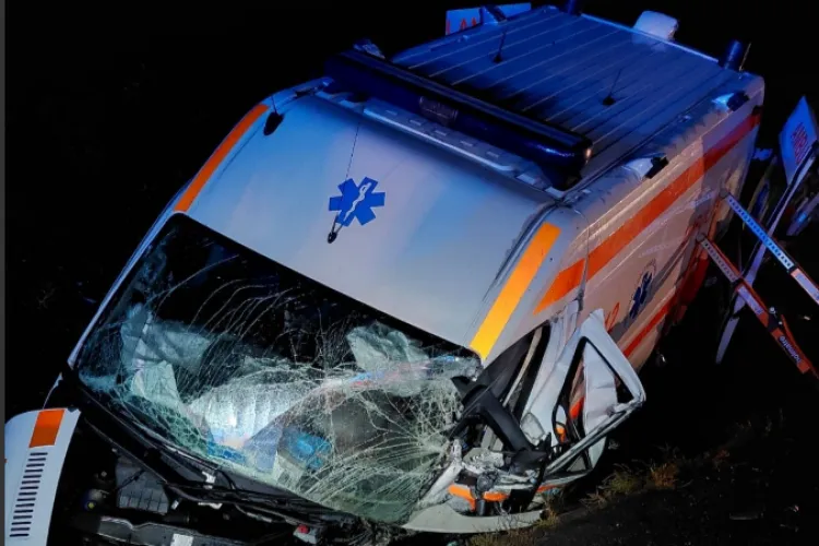 VIDEO. Ambulanță implicată într-un accident grav cu 7 răniți la Cluj. UPDATE O femeie din ambulanță a murit. Un bărbat din ambulanță, descarcerat