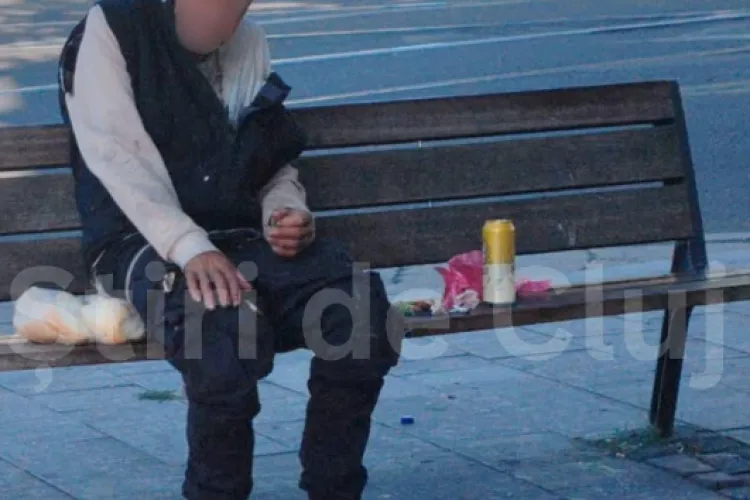 Poveste fără sfârșit în Piața Gării din Cluj-Napoca! Oamenii străzii provoacă în continuare mizerie și un zgomot infernal: „Chiar nu se poate face nimic?”