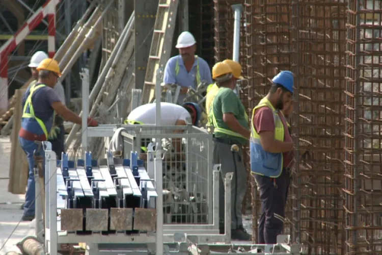 Mii de străini au luat cu asalt anul acesta piața muncii din România. Avizele de muncă curg pe bandă rulantă 