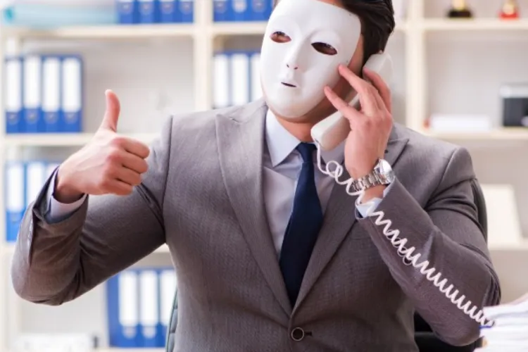 Cum au păcălit trei șmecheri mai multe persoane pe OLX cu produse Apple: le făceau și facturi fiscale ca victimele să plătească banii în cont