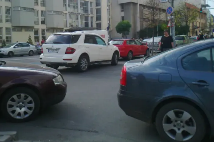 Parcările ilegale din Cluj-Napoca transformă o stradă într-un adevărat coșmar: „Părinții nu-și pot lăsa copiii la grădiniță și școală”
