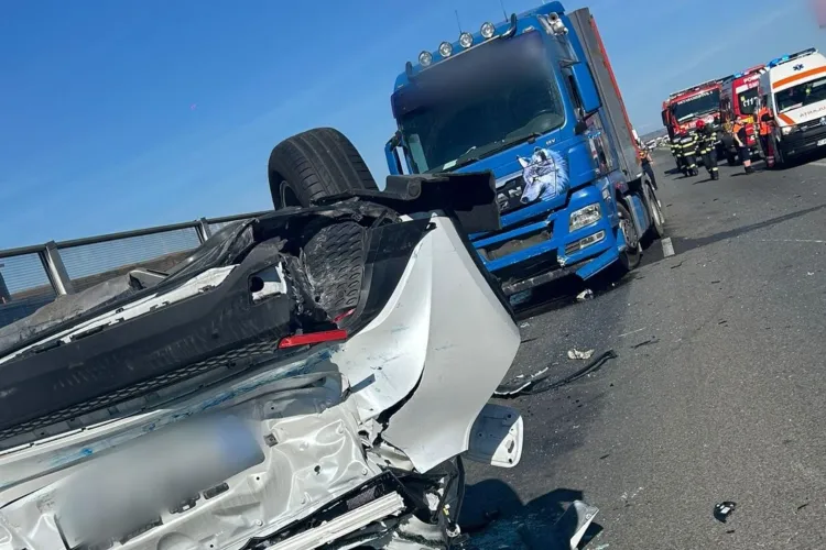 Accident incredibil produs în Cluj: Un tir și două mașini, implicate în impact. Una dintre ele s-a răsturnat pe drum. O femeie a ajuns la spital FOTO 