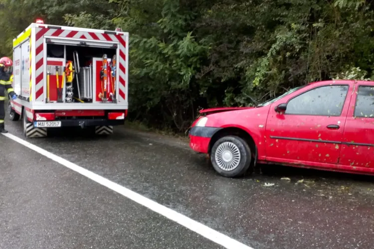 O mașină s-a răsturnat pe un drum din Cluj, iar un pompier aflat în timpul liber a intervenit pentru a ajuta un bărbat. A fost transportat la spital