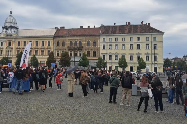 Prima zi de facultate, transformată în protest! Studenții clujeni ies în stradă la începutul anului universitar: „Vrem investiții reale în educație!”