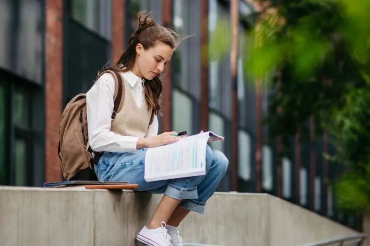 Lăsați fără burse de Daniel David, studenții clujeni primesc o mână de ajutor de unde nu se așteptau. Cum pot primi 400 de lei pe lună