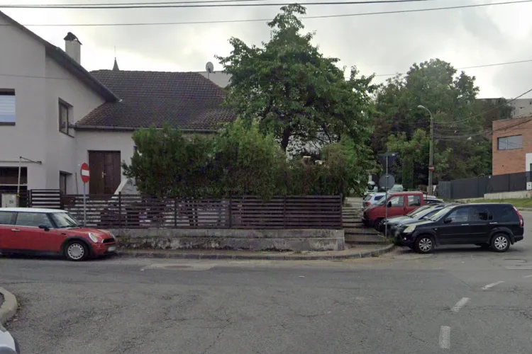 O intersecție din Cluj-Napoca este sufocată de nesimțirea unor șoferi! Mașini parcate pe carosabil, vizibilitate zero. Clujenii cer intervenția Primăriei