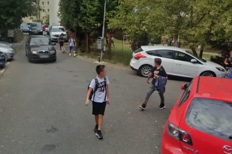 Un parc de joacă din Cluj-Napoca, transformat în „tomberon”. Părinții se tem pentru viața celor mici: „Este murdar, sunt mulți oameni ai străzii în zonă”