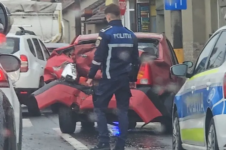 VIDEO Accident cu un autocar și două mașini pe strada Traian Vuia din Cluj-Napoca. Traficul a fost îngreunat spre aeroport