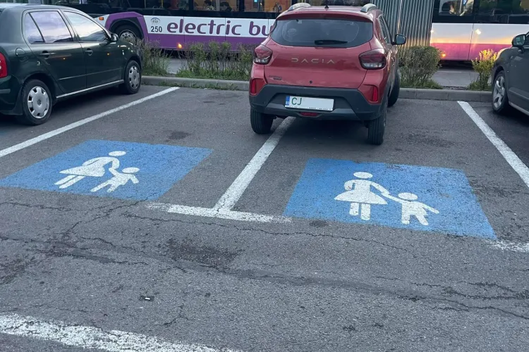 Un clujean s-a parcat pe două locuri de parcare destinate părinților și copiilor, cu o mașină aproape cât un Matiz: „Cât de bolnav să fii?”