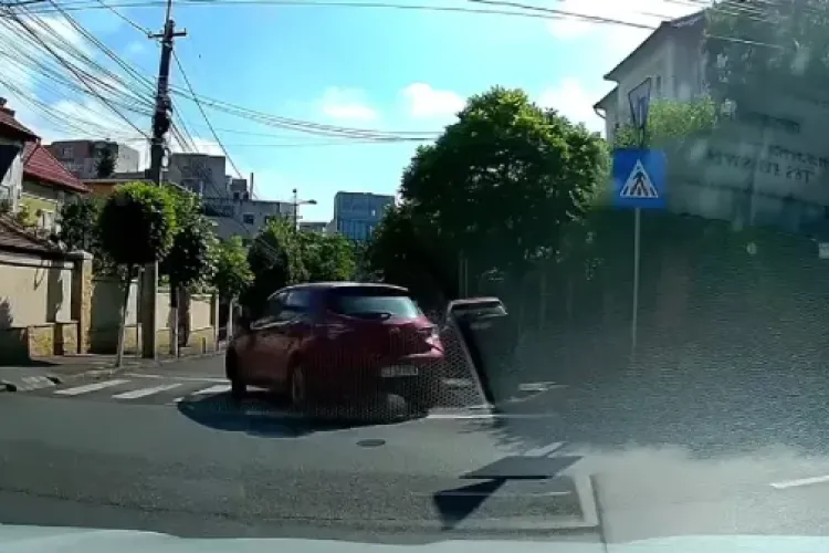 Intersecție periculoasă în Cluj-Napoca! Mașinile parcate ilegal blochează vizibilitatea și cresc riscul de accidente 