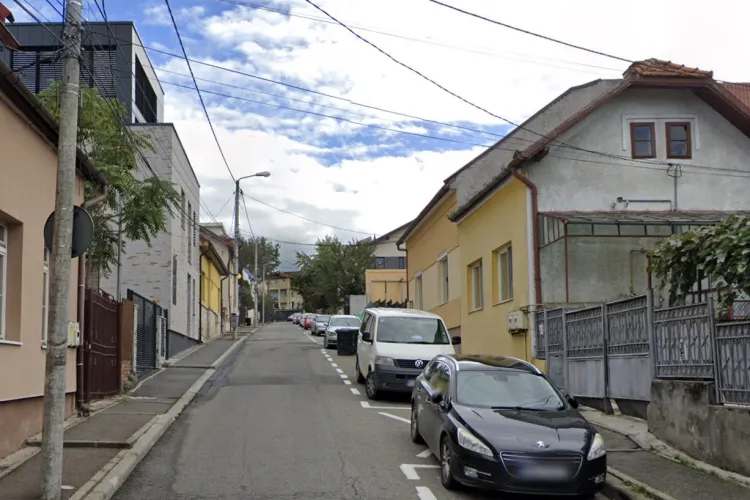 O stradă din Cluj-Napoca e o capcană pentru pietonii care o parcurg zilnic! Locuitorii cer trotuare mai largi si semafoare: „Găsiți o soluție!”