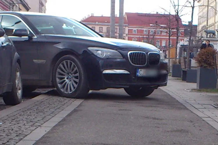 O mașină blochează de trei zile o pistă de biciclete din Cluj-Napoca: „Mai este lipită și de trecerea de pietoni”