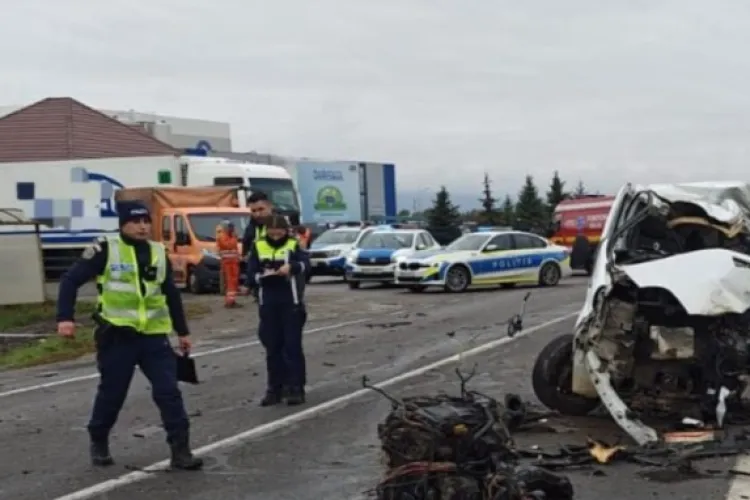 Un bărbat și-a pierdut viața într-un accident grav! Alți doi oameni au fost răniți. Circulația este îngreunată 
