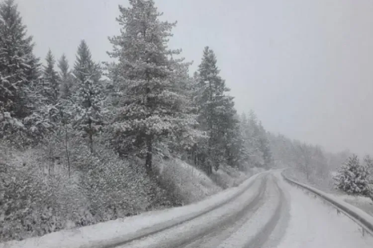 Iarna își intră în drepturi! Meteorologii au anunțat COD GALBEN și COD PORTOCALIU de ninsori, viscol și vreme rece