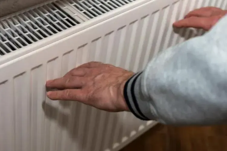 Frig în apartamentele din Cluj-Napoca! Oamenii solicită pornirea sistemului centralizat de încălzire: „Răcim”