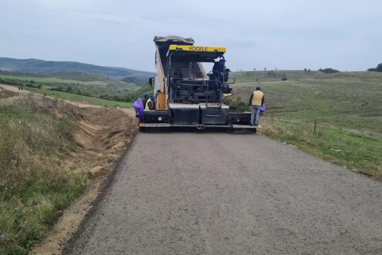 Mii de șoferi din Cluj vor circula mai ușor! Un drum important și des circulat de clujeni primește un strat de balast stabilizat și asfalt