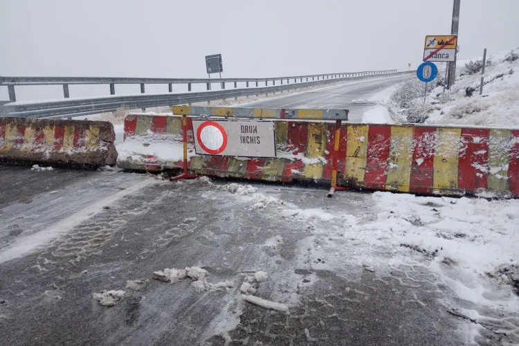 Ce se întâmplă pe cel mai spectaculos drum al României. Șoferii, opriți din drum de vremea extremă