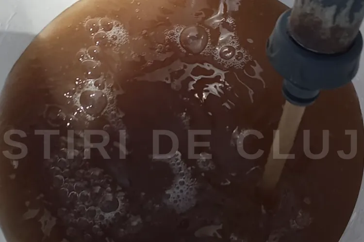 Așa arată apa de la rețea pentru unii clujeni! Oamenii refuză să mai plătească până nu se rezolvă problema: „Nici la animale nu ai da așa ceva” FOTO