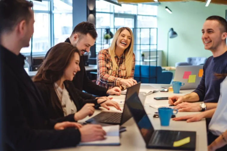 Legea care ar putea schimba complet viața angajaților din țară: Program flexibil, dar și ture de noapte și concedii negociabile