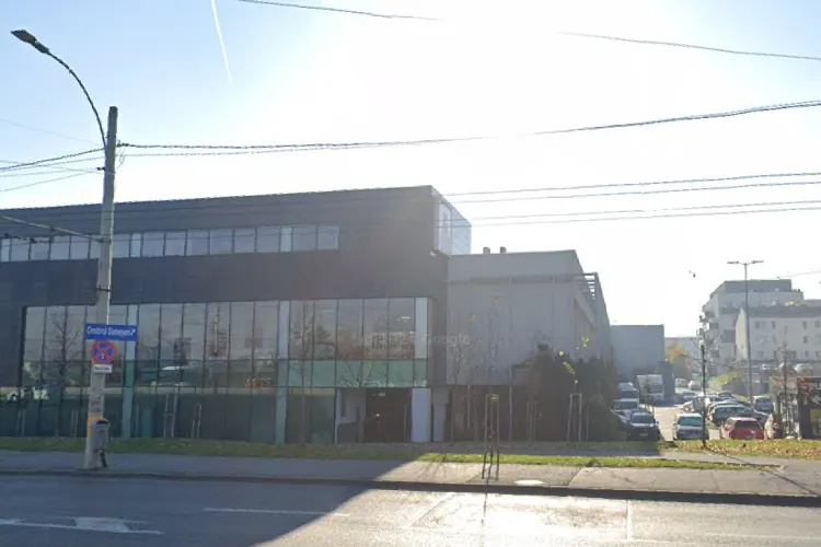 Furt de foame în Cluj: Un tânăr de 26 de ani a spart o ladă frigorifică în parcarea Kaufland și a furat mâncare: „Soția însărcinată plângea de foame”