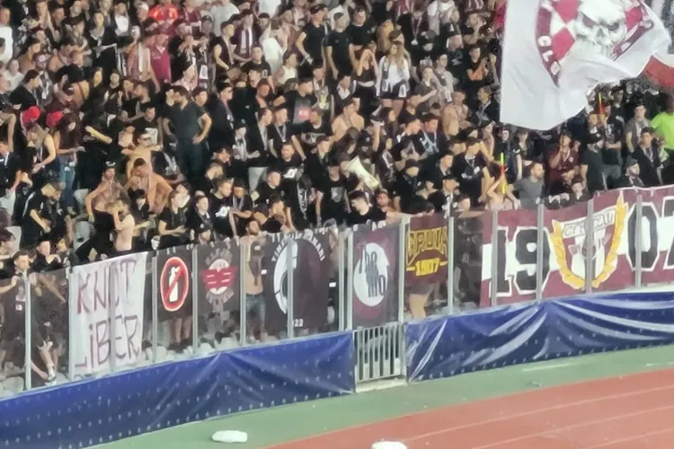 FOTO. Peluza Vișinie a afișat un mesaj interzis minorilor în timpul partidei cu U Cluj: „Așa au apărut dalmațienii”. Jandarmeria îi caută pe ultrași