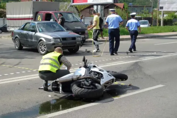 Accident pe strada Primăverii din Cluj-Napoca! O motociclistă de 37 de ani a fost rănită după ce a încercat să evite coliziunea cu o mașină 