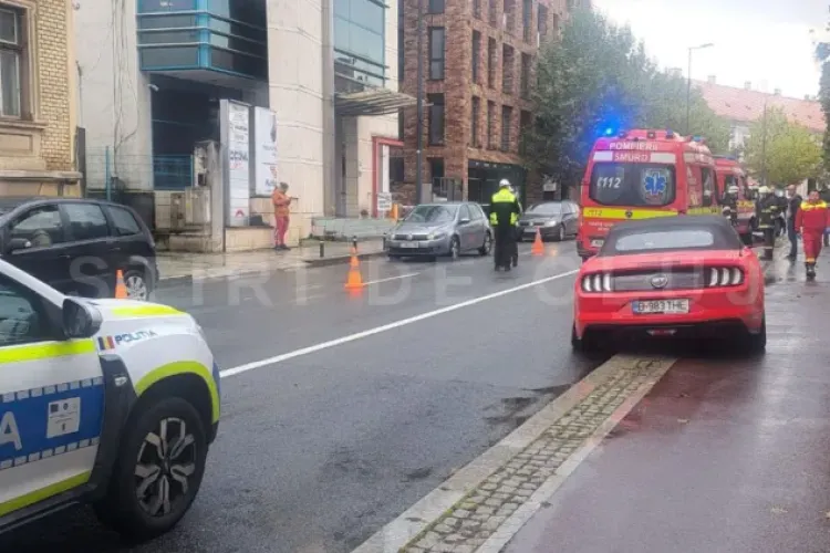 VIDEO. Cine este șoferul Mustang-ului care a accidentat grav un copil pe trotuar în centrul Clujului. Operat de urgență, băiatul e în stare critică