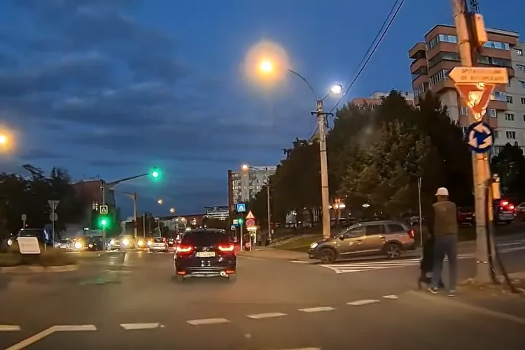 VIDEO. Altercație în trafic în Cluj, după ce un șofer l-a claxonat pe un tătic ce traversa cu copilul în cărucior: „Te mai face și idiot”