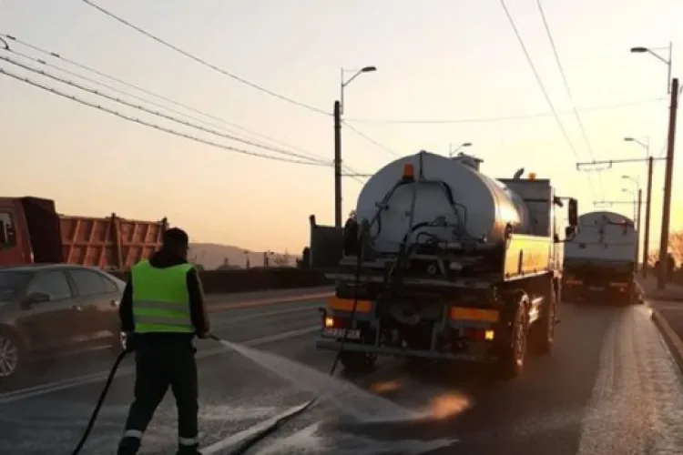 Hoas în traficul din Cluj-Napoca la primele ore ale dimineții. Străzile spălate la orele de vârf blochează circulația: „Un Dorel spală strada fix atunci”