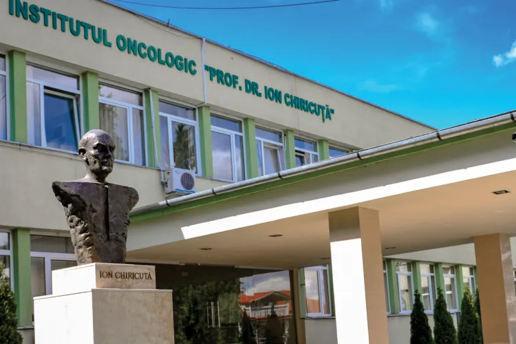 Institutul Oncologic din Cluj, iluminat în roz de Ziua Internațională de Luptă împotriva Cancerului de Sân