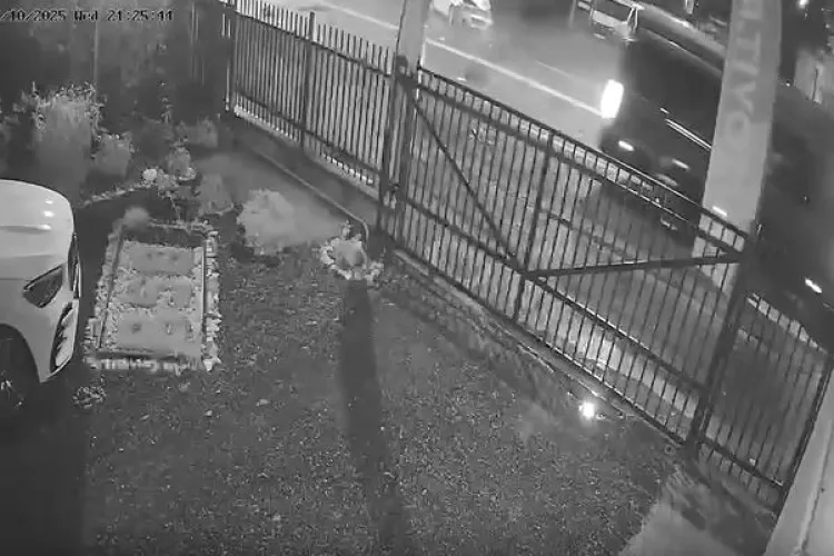 VIDEO Momentul accidentului frontal dintre o mașină Uber și microbuz, pe strada Traian Vuia din Cluj, surprins de o cameră de supraveghere