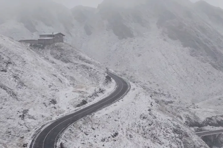 Se închide traficul pe Transfăgărășan: „Ne așteptăm ca zilele următoare să ningă din nou, suntem pregătiți și intervenim deja cu utilaje de deszăpezire” 