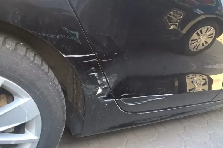 Pietoni, bicicliști și trotinete dau bătăi de cap șoferilor din Cluj-Napoca: Mașinile parcate pe o stradă din Cluj, lovite frecvent din nepăsare