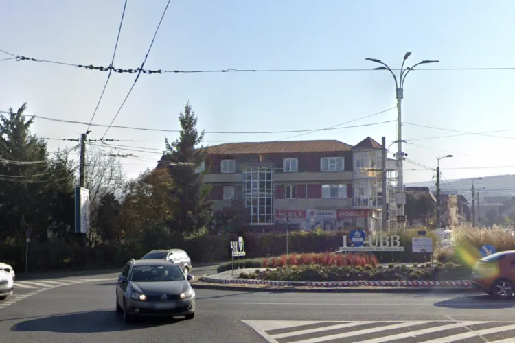 Șoferii clujeni sunt la capătul răbdării cu acest sens giratoriu! Banda de viraj dreapta este mereu blocată și accidentele sunt iminente