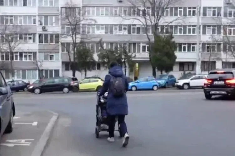 Cluj-Napoca: Părinții cu cărucioare, obligați să circule pe carosabil din cauza trotuarului ocupat de mașini: „Nu se poate trece”