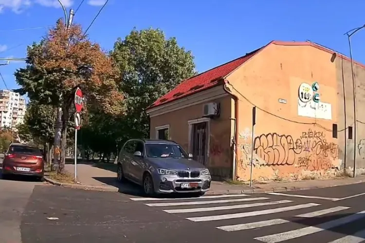 VIDEO Un BMW circulă pe trotuar și intră pe zebră la Cluj. Pare că șoferul vrea să guste viața de pieton. Sunt șanse mari să reușească.
