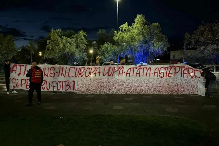FOTO. Mesajele care au fost interzise la Universitatea - CFR Cluj. Peluza Vișinie a „sărit calul”, bannerele au fost confiscate