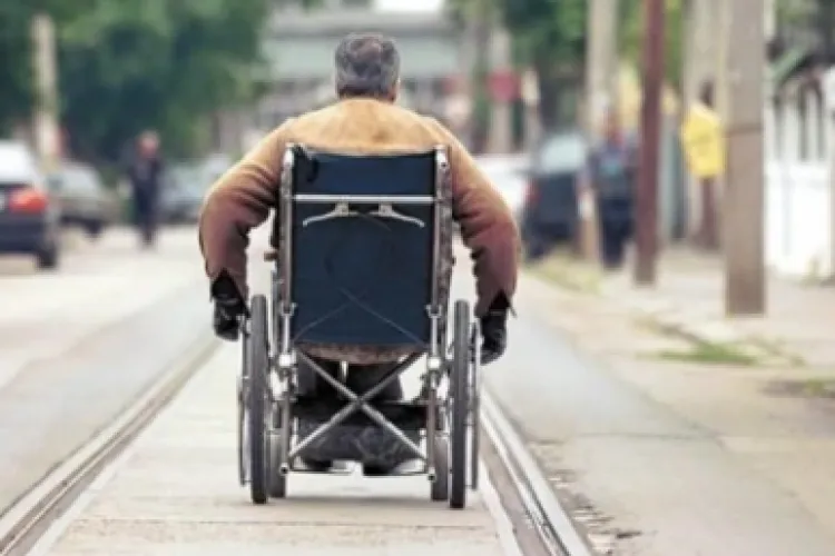 Strigăt de ajutor în Cluj-Napoca! O rampă de acces pentru persoane cu dizabilități cerută de ani de zile e doar pe hârtie: „Este inadmisibil”