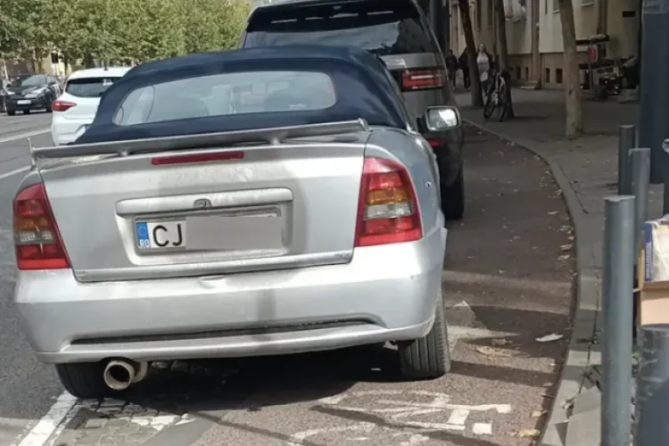 Haos pe o stradă din Cluj-Napoca! Șoferii parchează după bunul plac și blochează circulația: „Această problemă este de la începutul lui octombrie” 