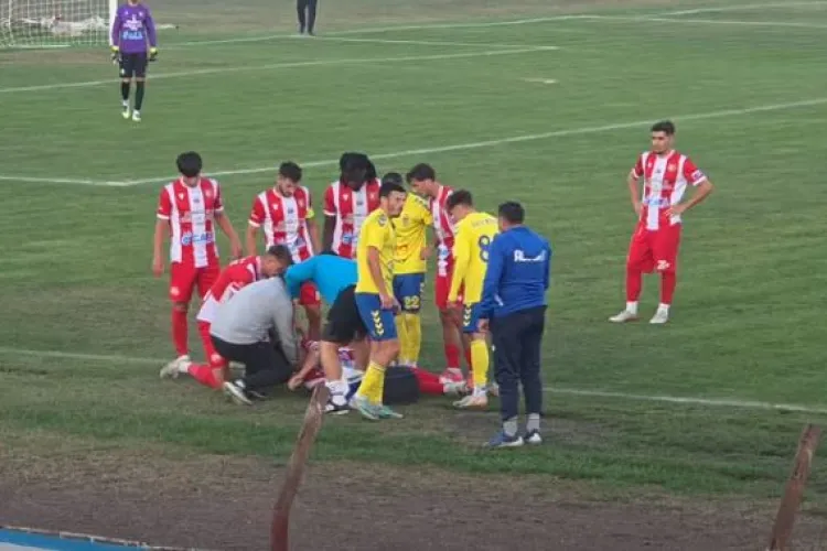 Situație de criză la Cluj: Un jucător de fotbal și-a pierdut cunoștința în timpul partidei. A fost scos pe targă VIDEO
