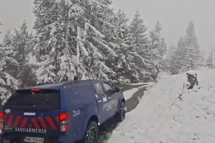Iarna a venit mai repede! Prima ninsoare a acoperit munții, iar jandarmii trag un semnal de alarmă VIDEO 