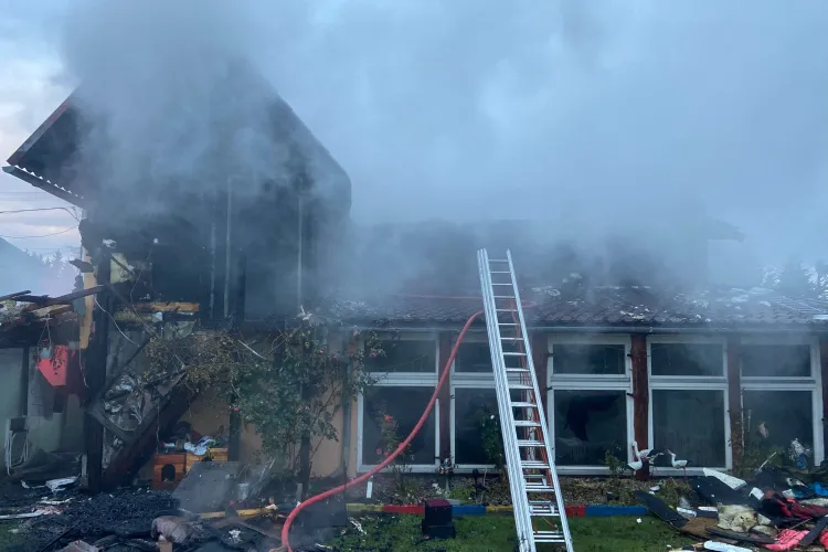 Incendiu devastator în Cluj: Flăcările au mistuit o casă până ce acoperișul a fost transformat în scrum. Pompierii au intervenit de urgență