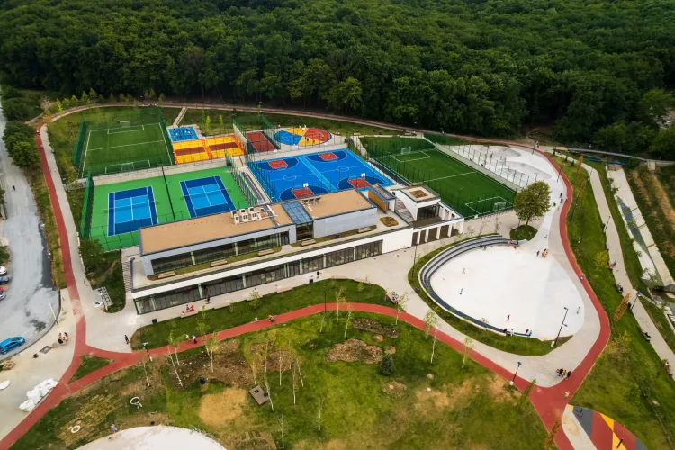 Pericol pentru familile clujene „La Terenuri” în Mănăștur: Pista și aleea pietonală trec la un pas de o prăpastie de 5 metri, fără gard sau opritoare!