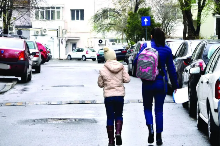 Haos total pe o stradă din Cluj: Micuții și părinții sunt forțați să meargă pe carosabil, printre mașini, fără a avea vizibilitate