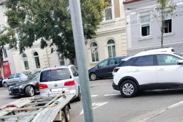 Pericol într-o intersecție din Cluj-Napoca! Mașinile circulă cu viteză și pun viața pietonilor în pericol: „Trotuarul este practic inexistent”