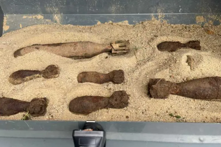 Descoperire șocantă lângă o stație de autobuz! Pirotehniștii au ridicat mai multe bombe active din Al Doilea Război Mondial 