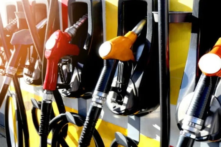 Șoferii români au din nou griji la pompă! Prețul la combustibil crește din nou: Benzina și motorina cresc după restricțiile Rusiei la export