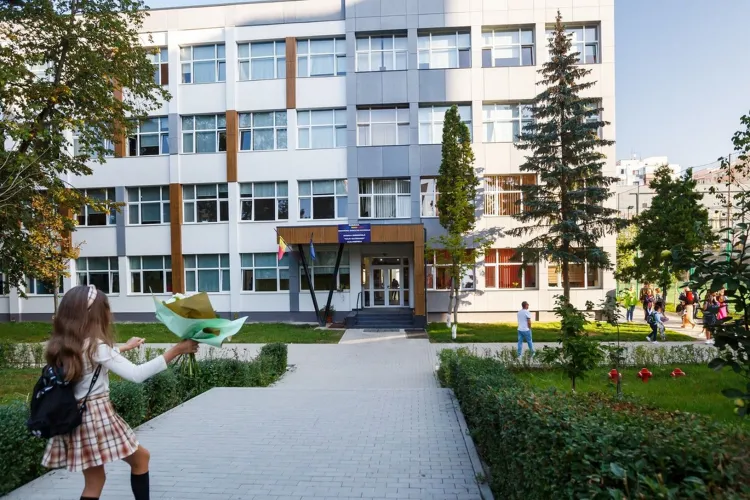 Ce a provocat incendiul de la Școala „Iuliu Hațieganu” din Cluj-Napoca. Peste 600 de elevi au fost evacuați, profesorii s-au comportat exemplar!