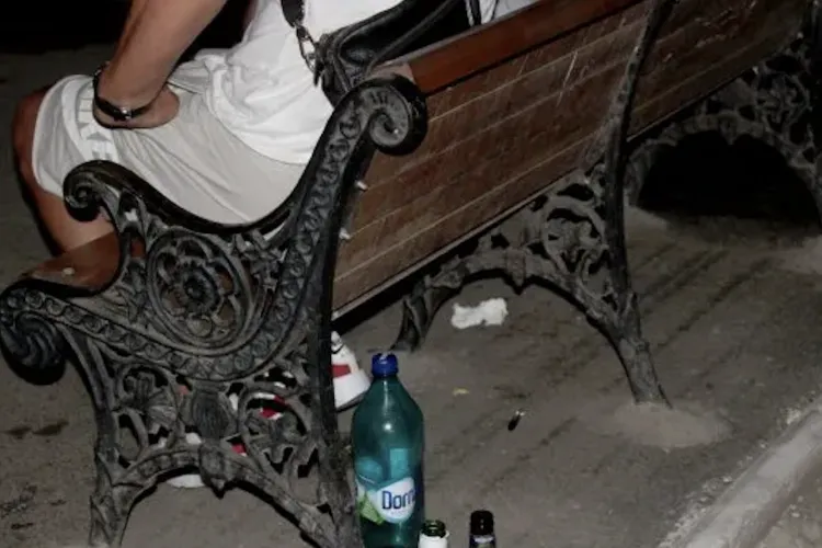 Parcare din Cluj invadată de oamenii străzii! Zilnic consumă alcool, fumează și lasă mizerie – locuitorii cer intervenția autorităților