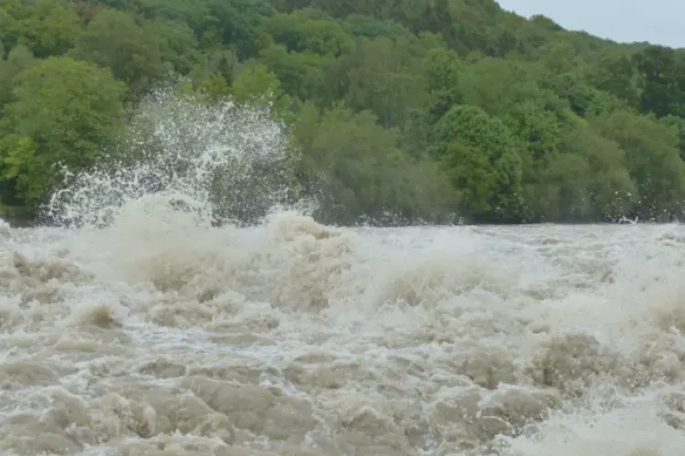 Hidrologii au anunțat Cod PORTOCALIU şi Cod GALBEN de viituri! Risc de inundații severe în aproape toată țara 